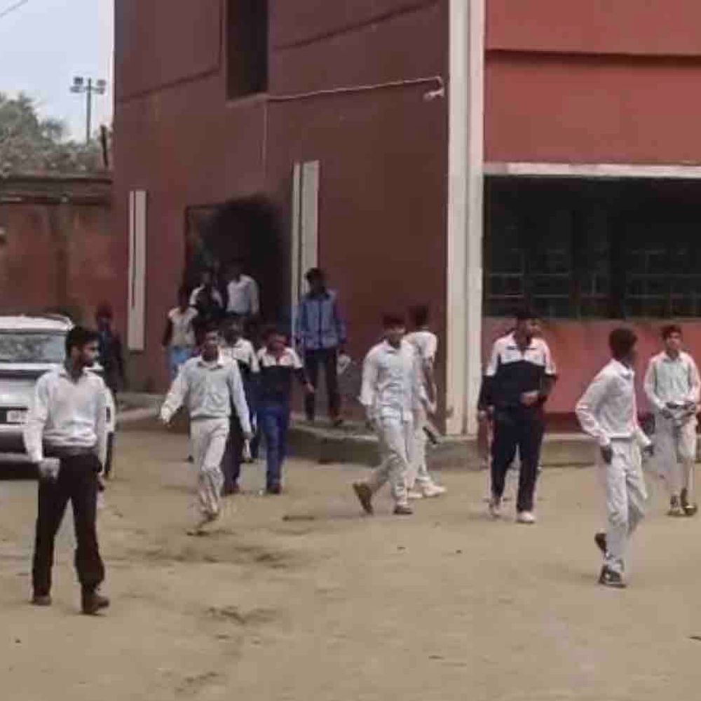 गाजियाबाद में यूपी बोर्ड परीक्षा शुरू:10वीं हिंदी का पेपर देकर निकले छात्रों ने संतोष जताया