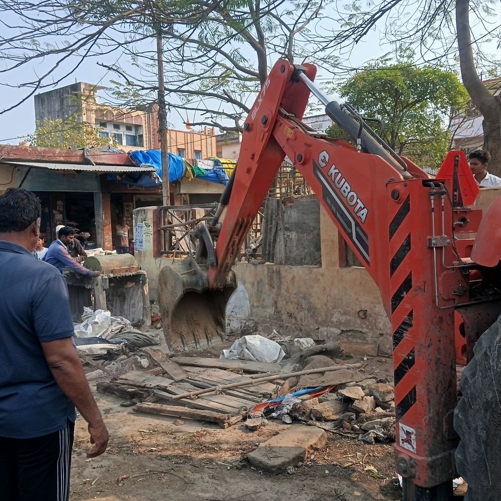 ललितपुर के नझाई बाजार से अतिक्रमण हटाया गया:दुकानदारों ने विरोध किया, 6 के चालान काटे गए