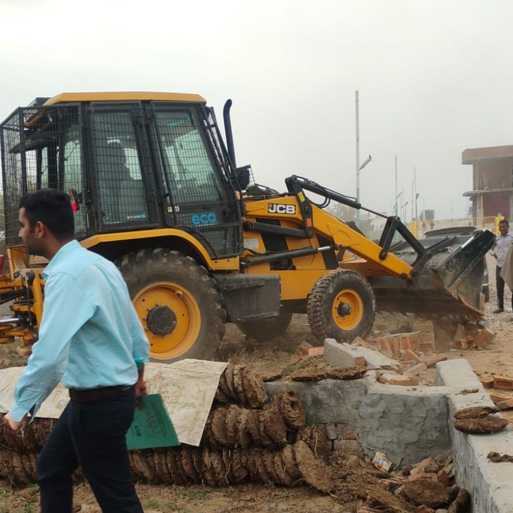 ग्रेटर नोएडा प्राधिकरण ने 60 करोड़ की जमीन मुक्त कराई:अवैध निर्माण ध्वस्त कर भूमाफियाओं से कब्जा हटाया