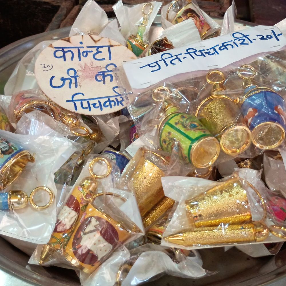 कानपुर के हटिया बाजार में 'कान्हा पिचकारी' का जादू:लोग बोले- इस बार लड्डू गोपाल संग मनेगी ब्रज वाली होली