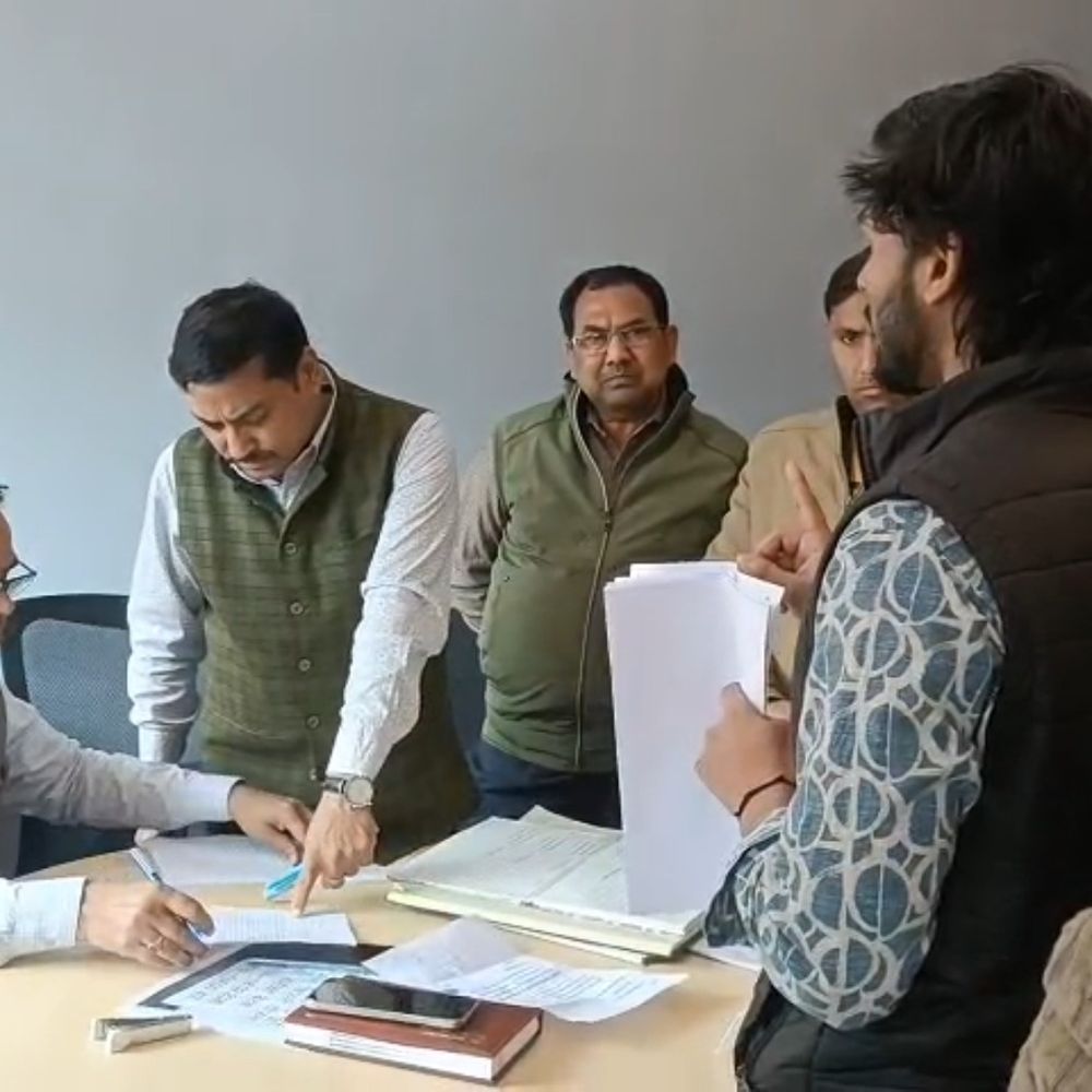 फिरोजाबाद में गणित परीक्षा से वंचित छात्र पहुंचे डीएम ऑफिस:केंद्रीय विद्यालय के प्रिंसिपल पर आरोप, छात्रों ने दोबारा परीक्षा कराने की मांग की