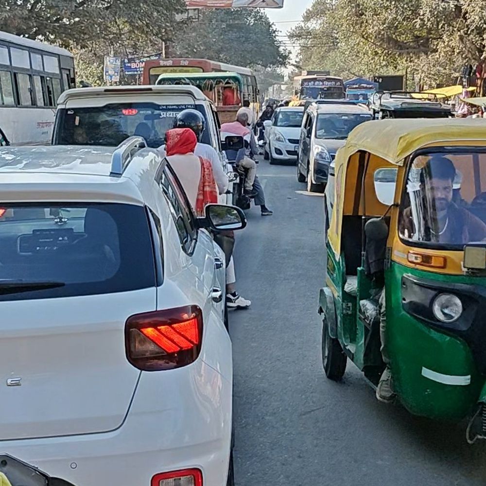 कन्नौज में जाम से लोग परेशान:वीआईपी मूवमेंट पर ही एक्टिव नजर आती है पुलिस, फुटपाथ तक ऑटो ड्राइवरों की मनमानी