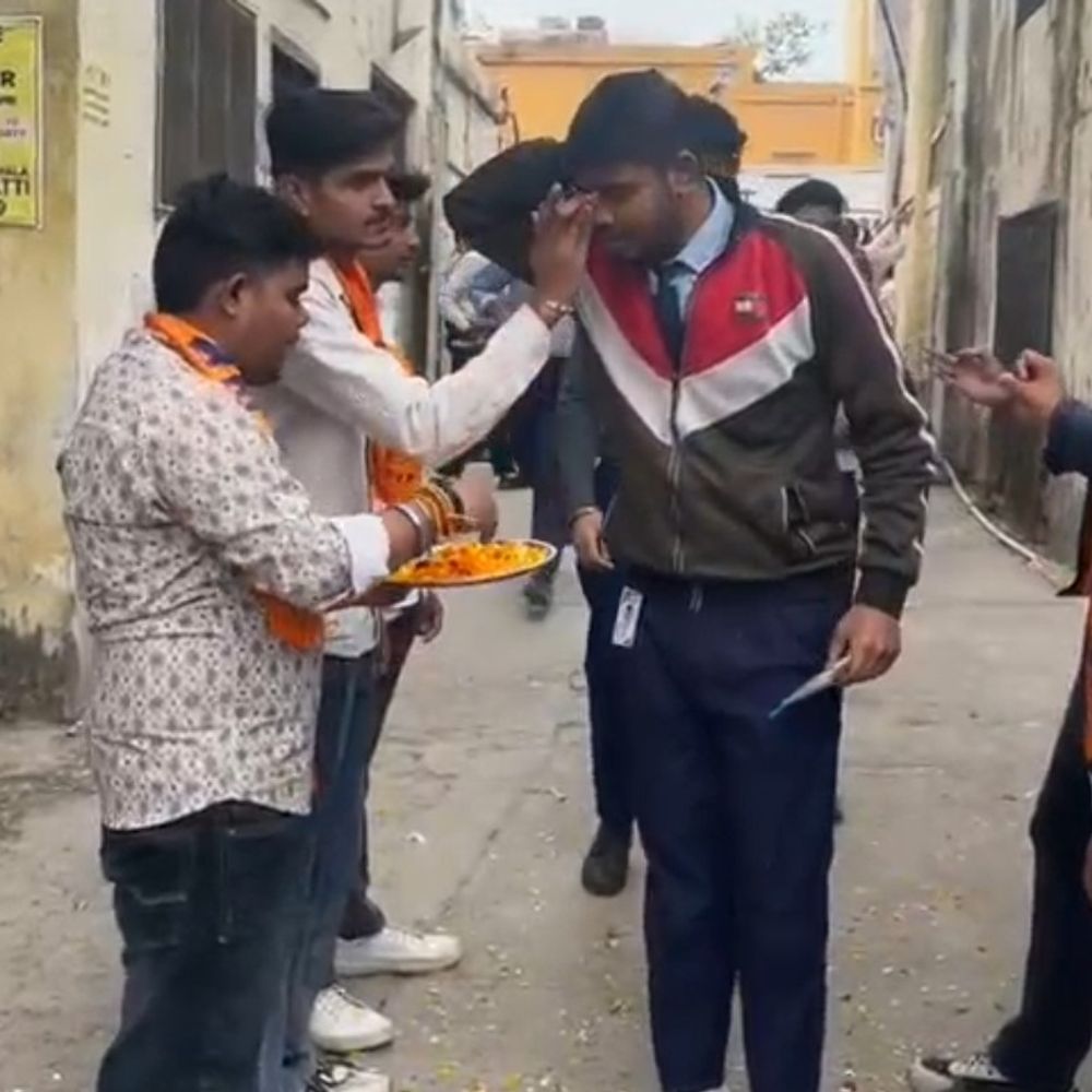 एबीवीपी ने यूपी बोर्ड परीक्षार्थियों का स्वागत किया:तिलक लगाकर शुभकामनाएं दीं, बिना तनाव के परीक्षा देने को कहा