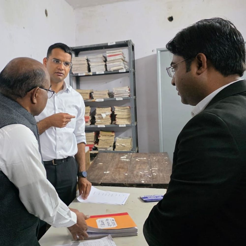 बलरामपुर डीएम ने उप निबंधक कार्यालय का औचक निरीक्षण किया:पारदर्शिता और डिजिटलीकरण सुनिश्चित करने के सख्त निर्देश दिए