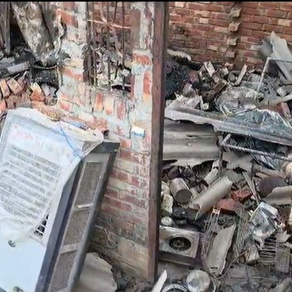 मुजफ्फरनगर में मकान में सिलेंडर ब्लास्ट:तेज धमाके से उड़ी छत, दीवारें बिखरीं, लाखों का सामान जलकर राख, उज्जैन गए थे मां-बेटा