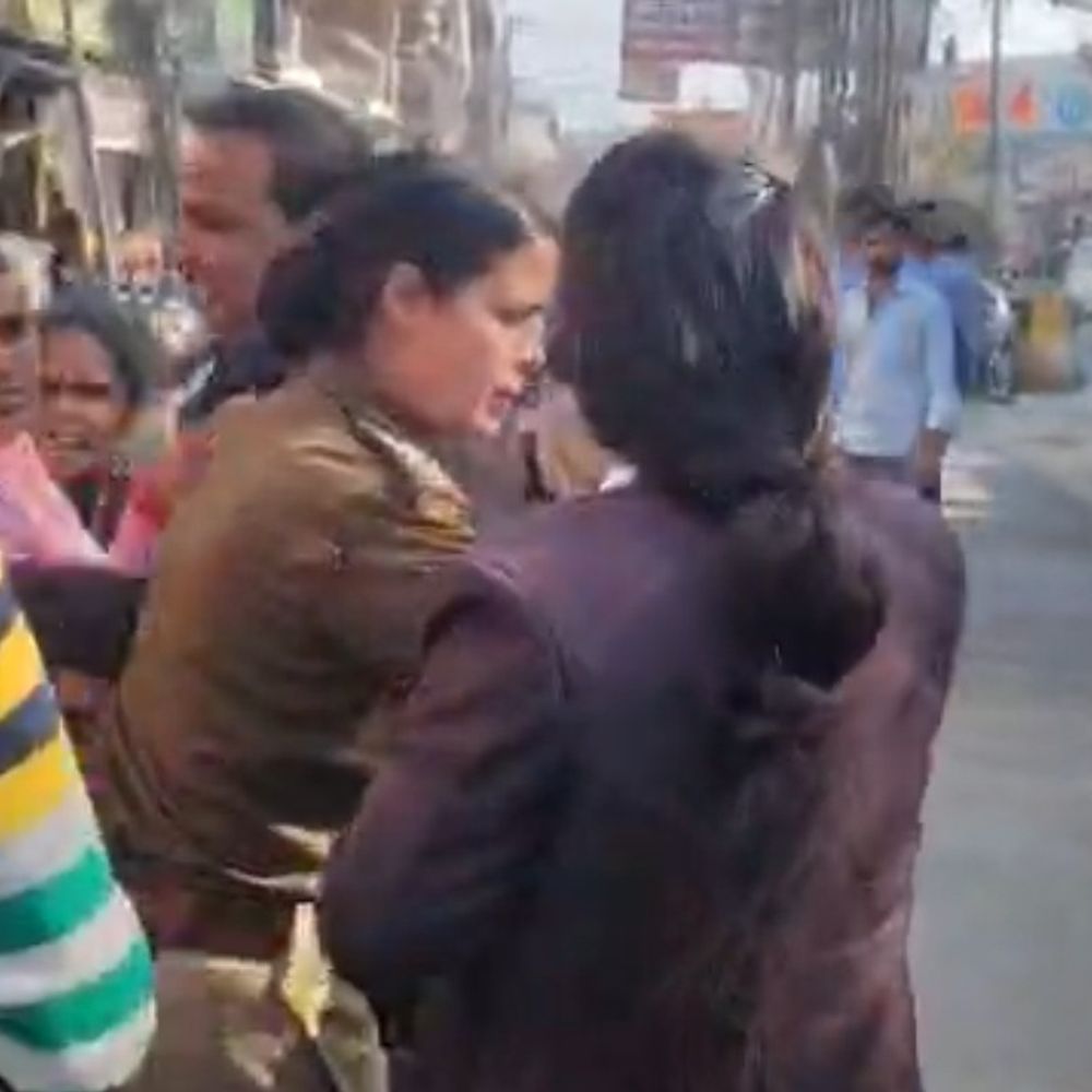अरोपी पक्ष की वकील और पीड़िता में मारपीट, VIDEO:हापुड़ के रेलवे रोड पर हुई घटना, बीच सड़क चले लात-घूसे