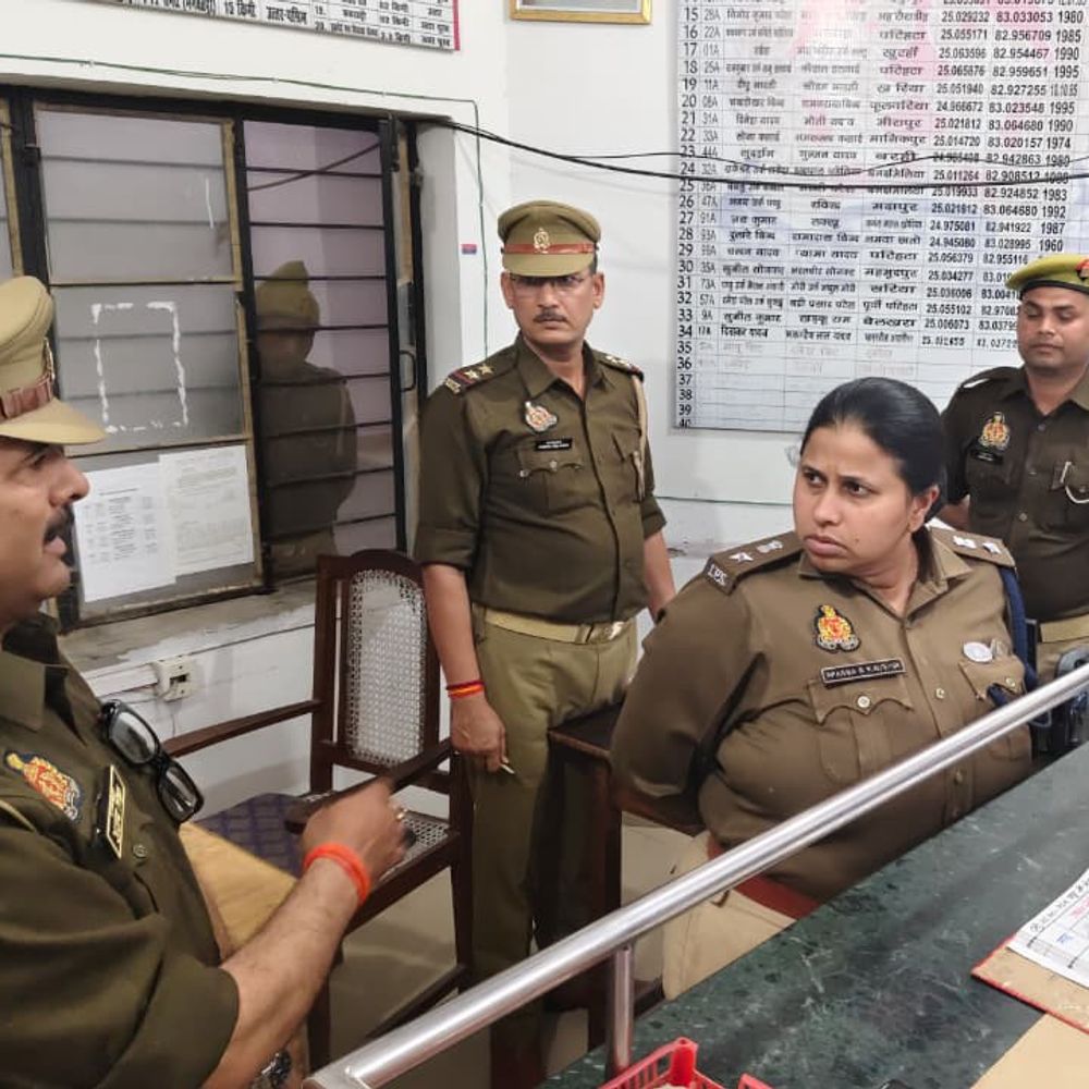 एसपी ने मिर्जापुर के थानों का किया आकस्मिक निरीक्षण:व्यवस्थाओं की समीक्षा कर लापरवाही पर कार्रवाई की चेतावनी दी