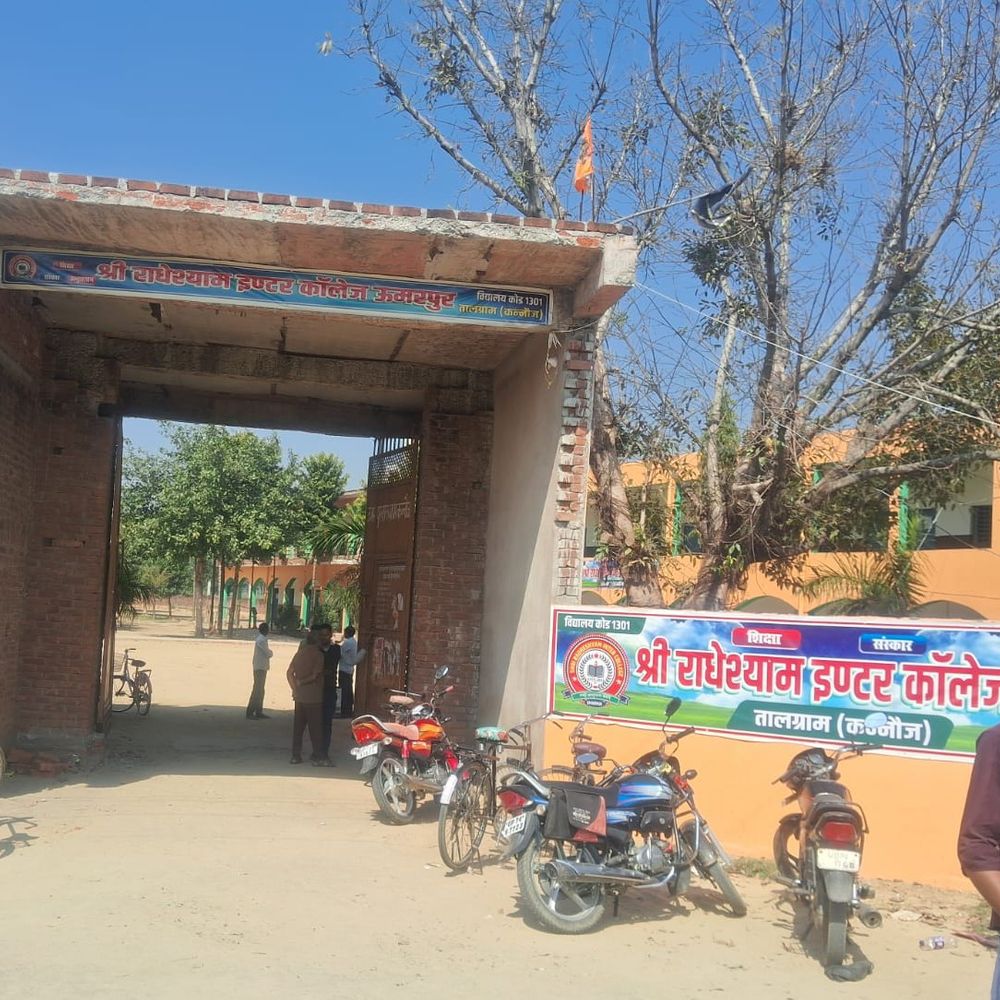 परीक्षार्थी परीक्षा केंद्र से उत्तर पुस्तिका लेकर भागा:कन्नौज में एक घंटे बाद बरामद हुई कॉपी, दो शिक्षक हटाए गए