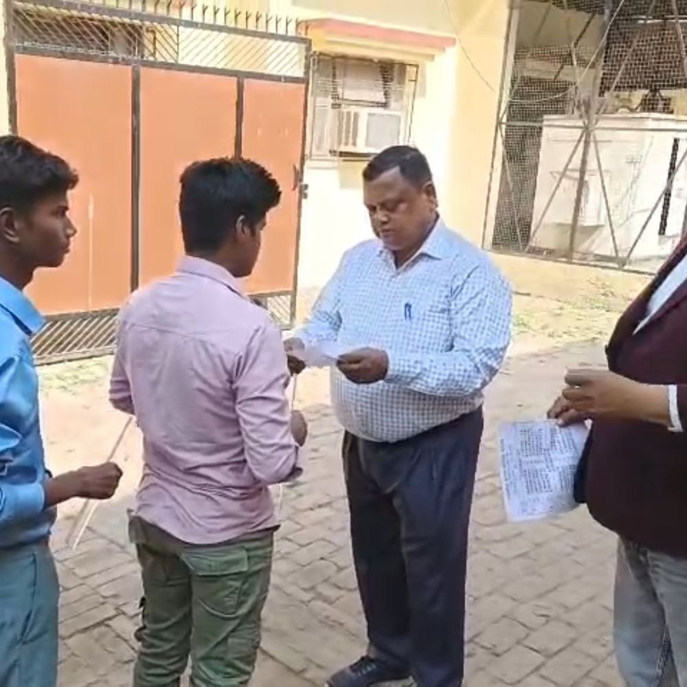 यूपी बोर्ड परीक्षा के पहले दिन 6,825 परीक्षार्थी अनुपस्थित:हरदोई में 133 केंद्रों पर नकल रोकने के लिए सीसीटीवी से निगरानी