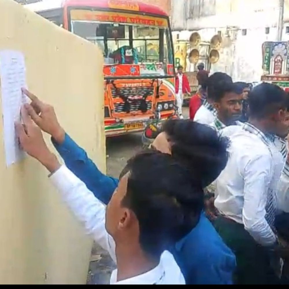 बदायूं में 37,339 छात्र दे रहे हाईस्कूल एग्जाम:पहला पेपर हिंदी का, सीसीटीवी निगरानी में हो रही परीक्षा