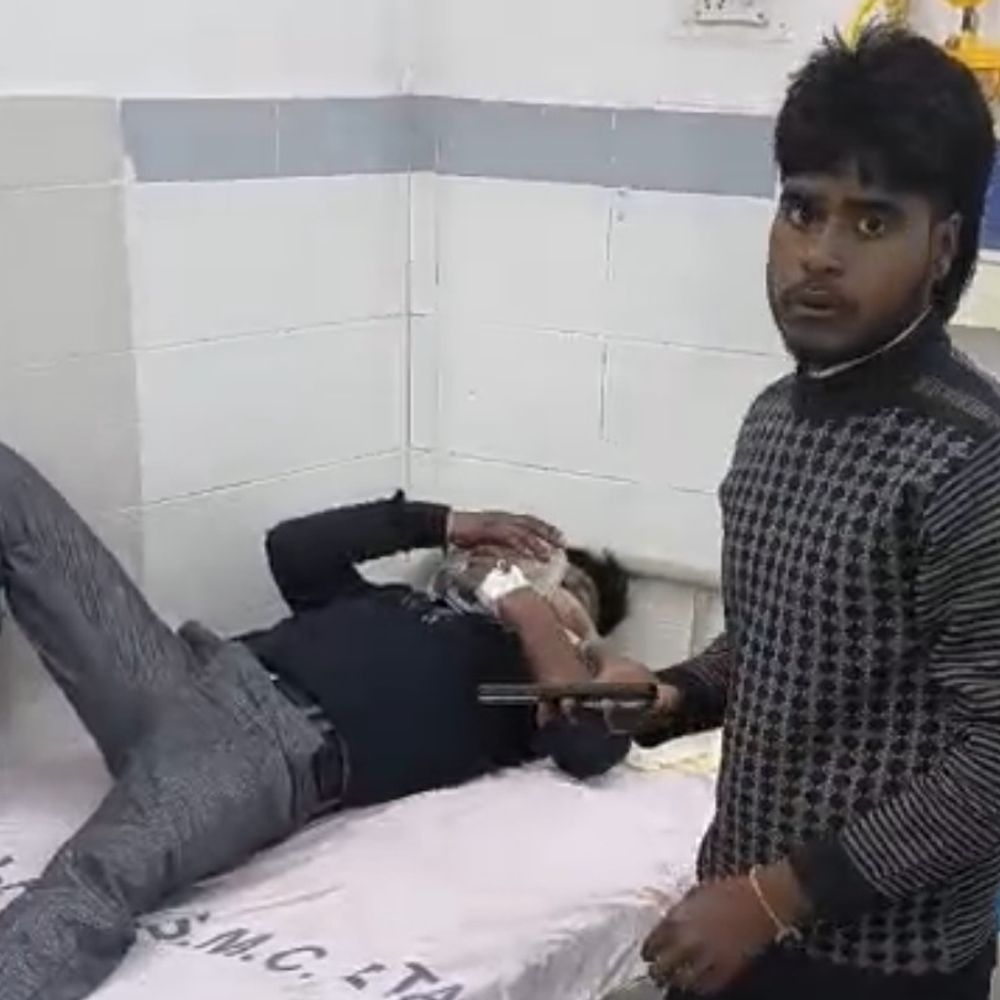 एटा में पिता ने बेटे को गोली मारी:मामूली कहासुनी के बाद लाइसेंसी बंदूक से किया फायर, मुंह में लगी बुलेट