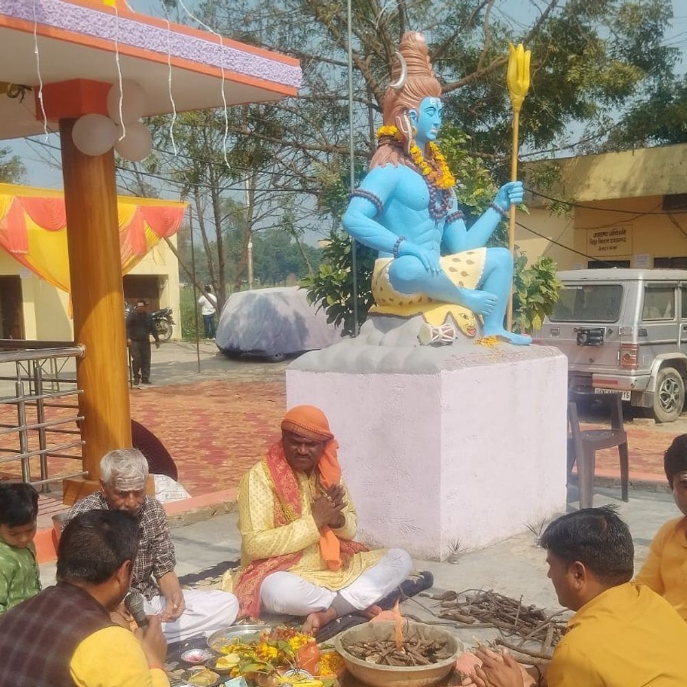 संतकबीर नगर में विद्युत उपकेंद्र पर शिव-नंदी की प्राण प्रतिष्ठा:अफसर बोले- बिजली गिरने से सुरक्षा होगी, नकारात्मकता भी दूर होगी