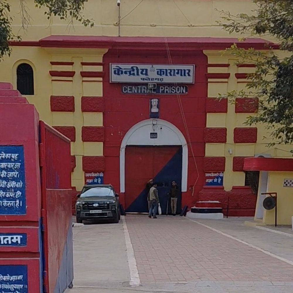 कैदी के सुसाइड मामले में बंदी रक्षक निलंबित:रेप के मामले में फर्रुखाबाद केंद्रीय कारागार में काट रहा था आजीवन कारावास की सजा