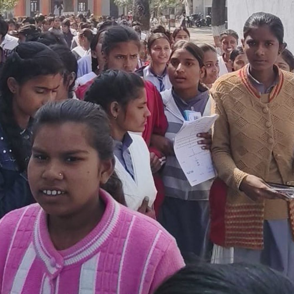 हाईस्कूल के हिंदी के पेपर में 1203 छात्र अनुपस्थित:85 केंद्रों पर 26167 पंजीकृत, सुरक्षा के कड़े इंतजाम रहे