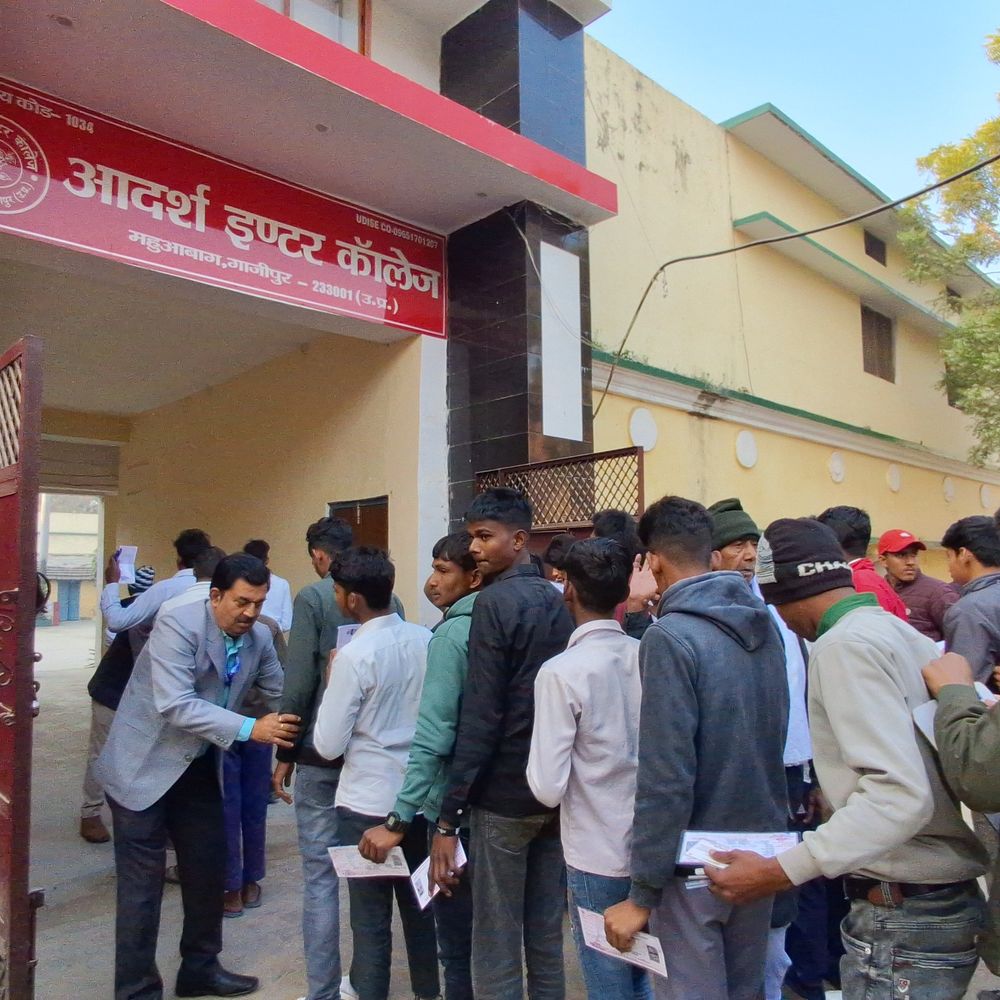 यूपी बोर्ड परीक्षा: मोबाइल-स्मार्ट वॉच के साथ पकड़े गए दो:गाजीपुर में 1.37 लाख परीक्षार्थी, 196 केंद्रों पर कड़ी सुरक्षा