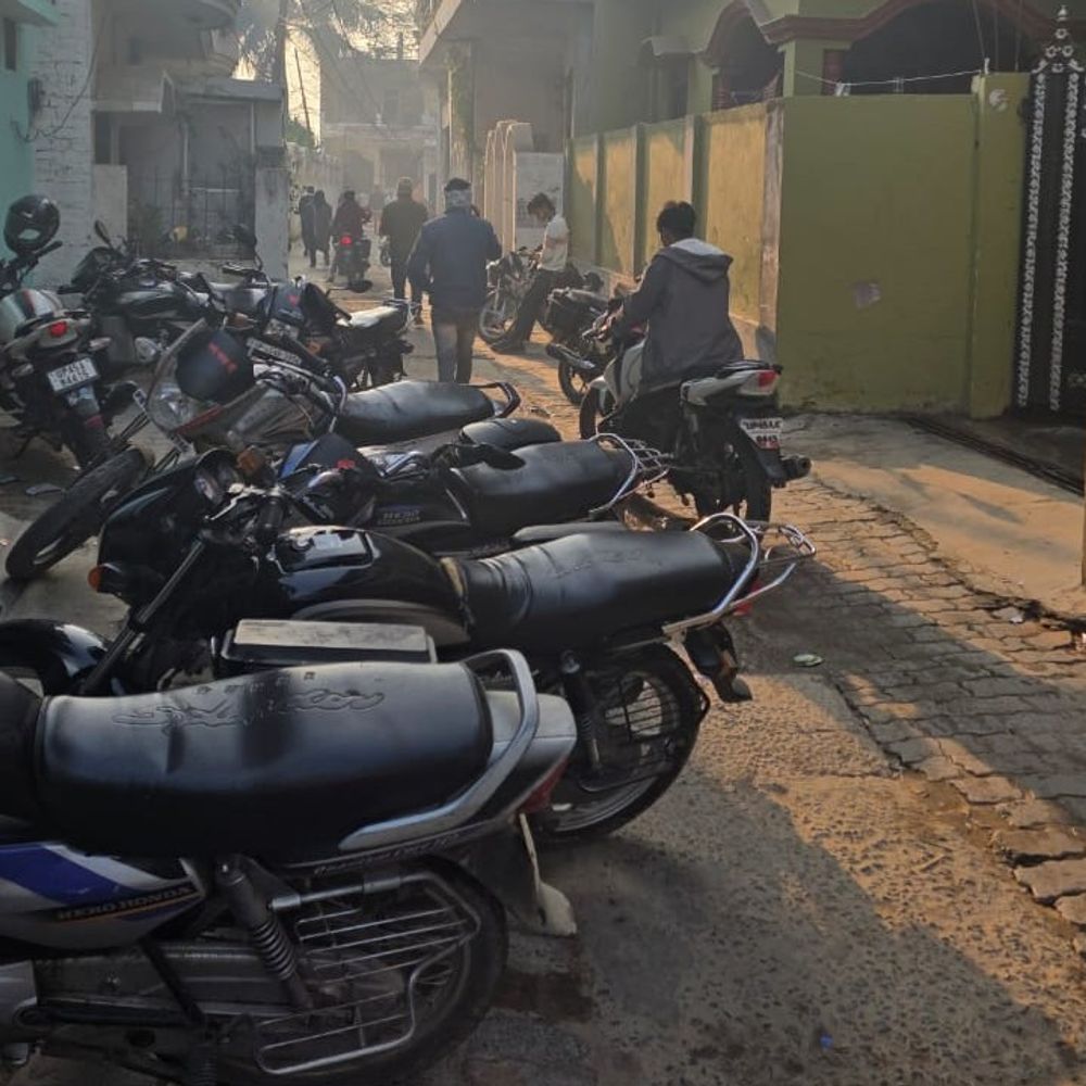 अम्बेडकरनगर में जिला मुख्यालय का तमसा मार्ग बना बाइक स्टैंड:200 मीटर की दूरी में घंटों का सफर स्कूलों के जाम से लोग बेहाल, पार्किंग की मांग