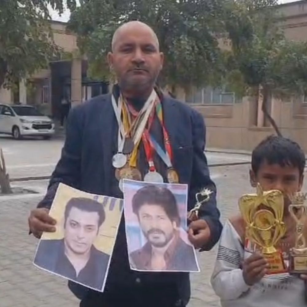 शाहरुख-सलमान से सड़क बनवाने की मांग:बागपत कलेक्ट्रेट पहुंचा युवक, बोला- हीरो बनवाएंगे सड़क, अफसर तो बनवा नहीं सके