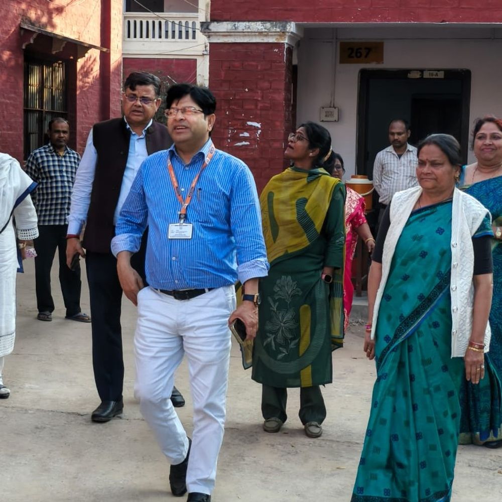 प्रयागराज में यूपी बोर्ड परीक्षा शुरू, DIOS ने किया निरीक्षण:8 जोन, 33 सेक्टर और 8 उड़न दस्ते तैनात; नकल पर सख्त कार्रवाई