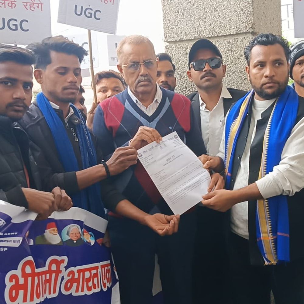 सम्भल में यूजीसी लागू करने की मांग:भीम आर्मी ने कलेक्ट्रेट तक पैदल मार्च किया, नारेबाजी कर ज्ञापन दिया