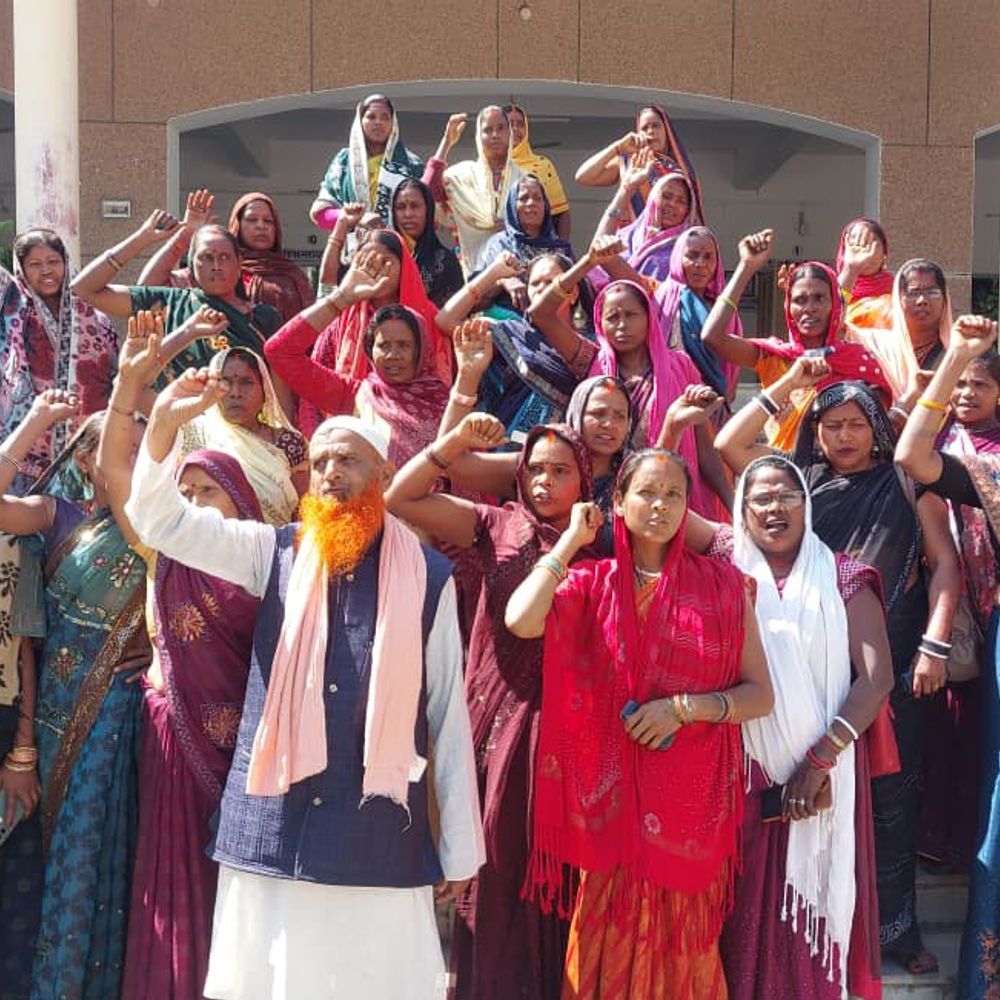 सोनभद्र में रसोइयों ने किया प्रदर्शन:न्यूनतम मानदेय और स्थायीकरण की मांग को लेकर ज्ञापन सौंपा