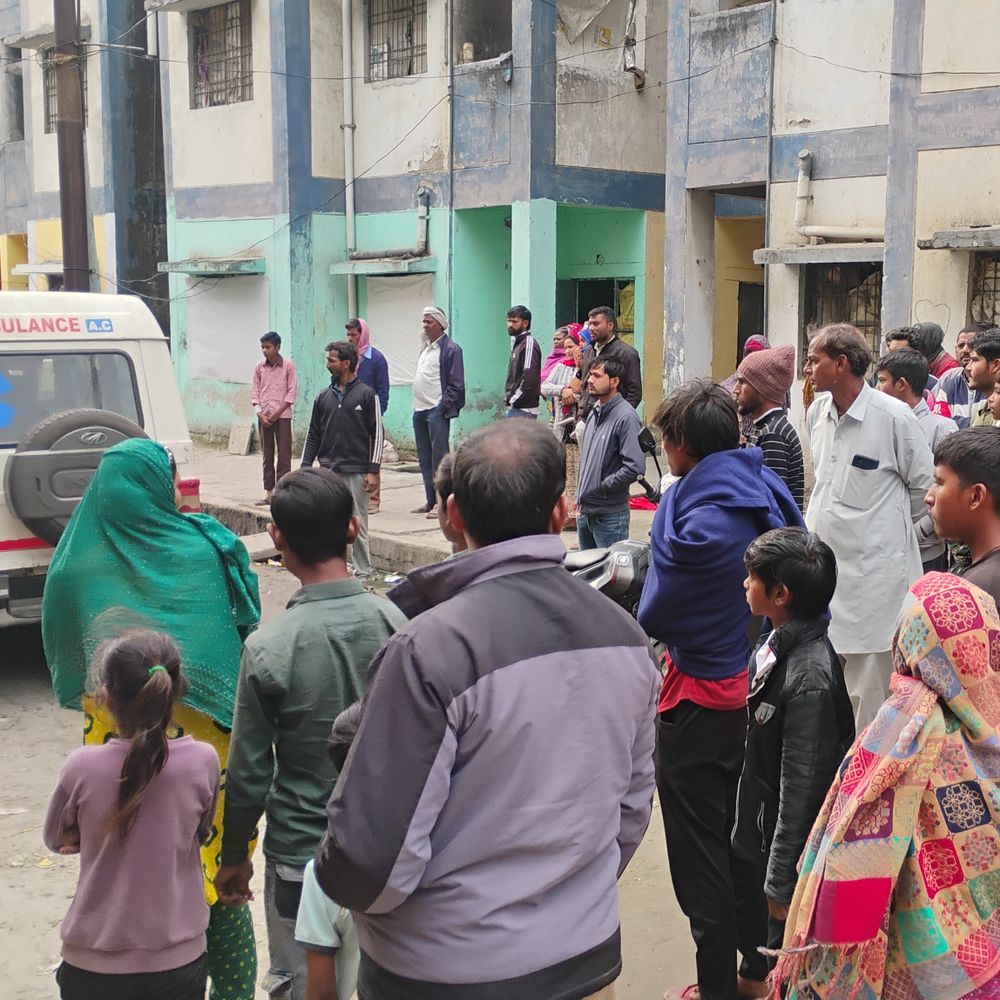 मथुरा के काशीराम आवास में युवक ने की आत्महत्या:घर के अंदर फंदे पर लटका मिला शव, 3 साल पहले हुई थी शादी