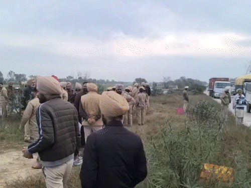 किसानों का मार्च रोकने पर पंजाब पुलिस से धक्कामुक्की:  बठिंडा DC ऑफिस आ रहे थे, बेरिकेडिंग लगाकर रोका; चंडीगढ़ हाईवे पर माहौल तनावपूर्ण – Bathinda News