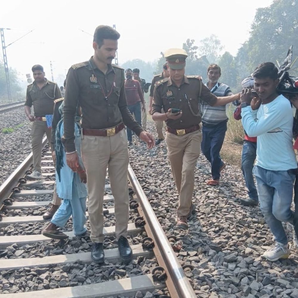 ट्रेन की चपेट में आई 12वीं की छात्रा, मौत:अंबेडकरनगर में परिवार में विवाद के बाद घर से निकली थी, बोर्ड परीक्षा के दिन हादसा