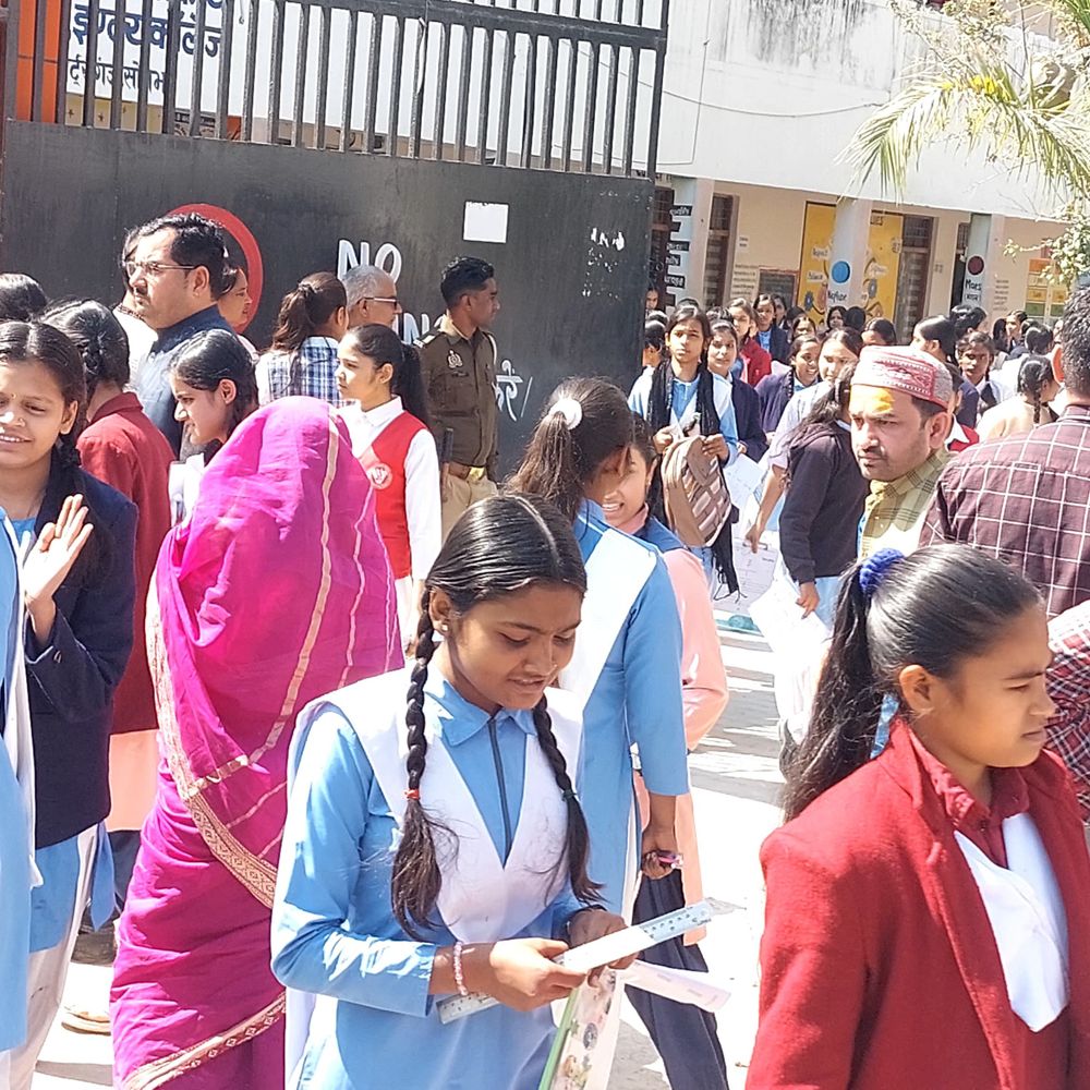 सोनभद्र में यूपी बोर्ड परीक्षा शुरू:हाईस्कूल मे 80 केंद्रों पर पहले दिन कुल 2115 परीक्षार्थियों ने छोड़ी परीक्षा