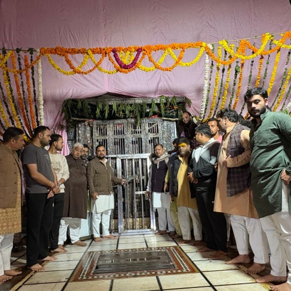 सुबह जगमोहन में शाम को गर्भ गृह से दिए दर्शन:गर्भ गृह के गेट पर लगाया ताला, बांके बिहारी मंदिर में कमेटी और गोस्वामियों में बढ़ा विवाद