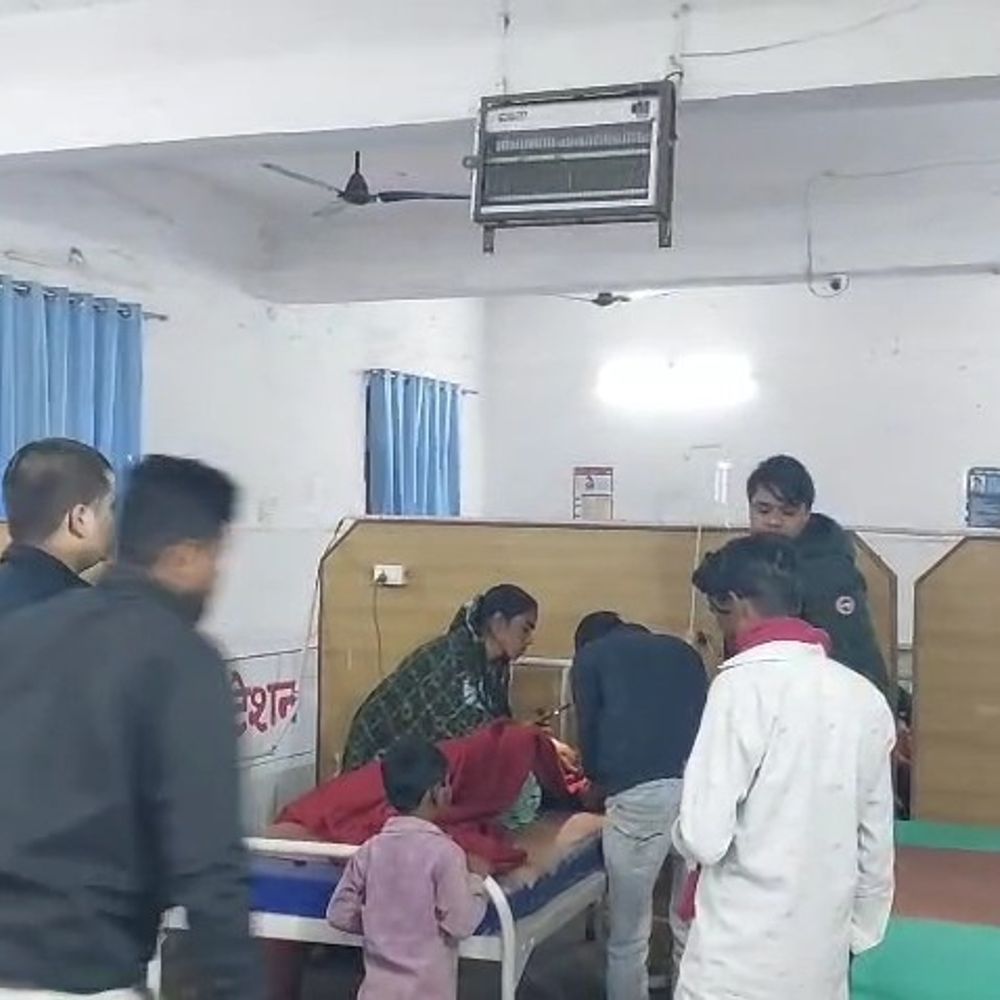 पीलीभीत में ईंट-भट्टे पर किशोरी ने खाया जहर:गंभीर हालत में जिला अस्पताल रेफर, स्थानीय लोगों से पूछताछ जारी