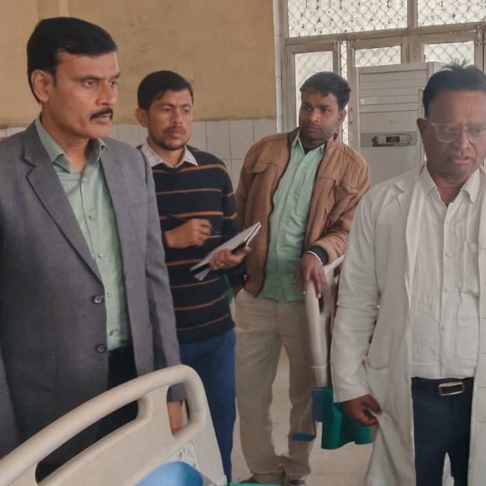 बलिया में बाहर की दवा लिखने पर डॉक्टर को नोटिस:डीएम ने 545 रुपये लौटाने के निर्देश दिए, अचानक अस्पताल पहुंचे थे