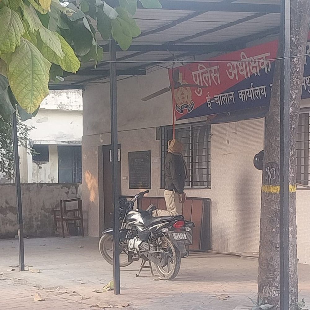 मथुरा ई-चालान ऑफिस में होमगार्ड का शव मिला:रात में ड्यूटी पर आया था, सुबह फंदे पर लटका मिला