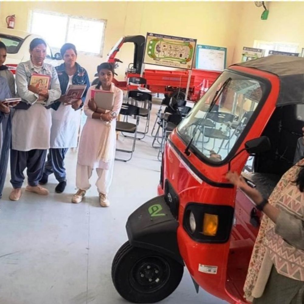 ITI मैनपुरी में 584 छात्र, रोबोटिक्स से ई-व्हीकल तक:CDO ने किया निरीक्षण, लैब में दिखा ‘फ्यूचर टेक’ का दम, किया प्रोत्साहित