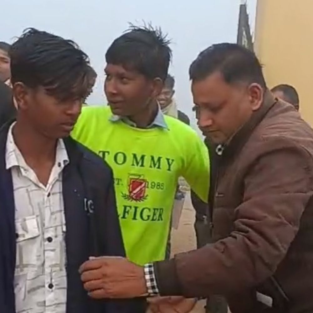 संतकबीरनगर के 94 केंद्रों पर बोर्ड एग्जाम:कड़ी सुरक्षा में छात्र दे रहे परीक्षा, आंसर शीट में गड़बड़ी होने पर निरीक्षक होंगे जिम्मेदार