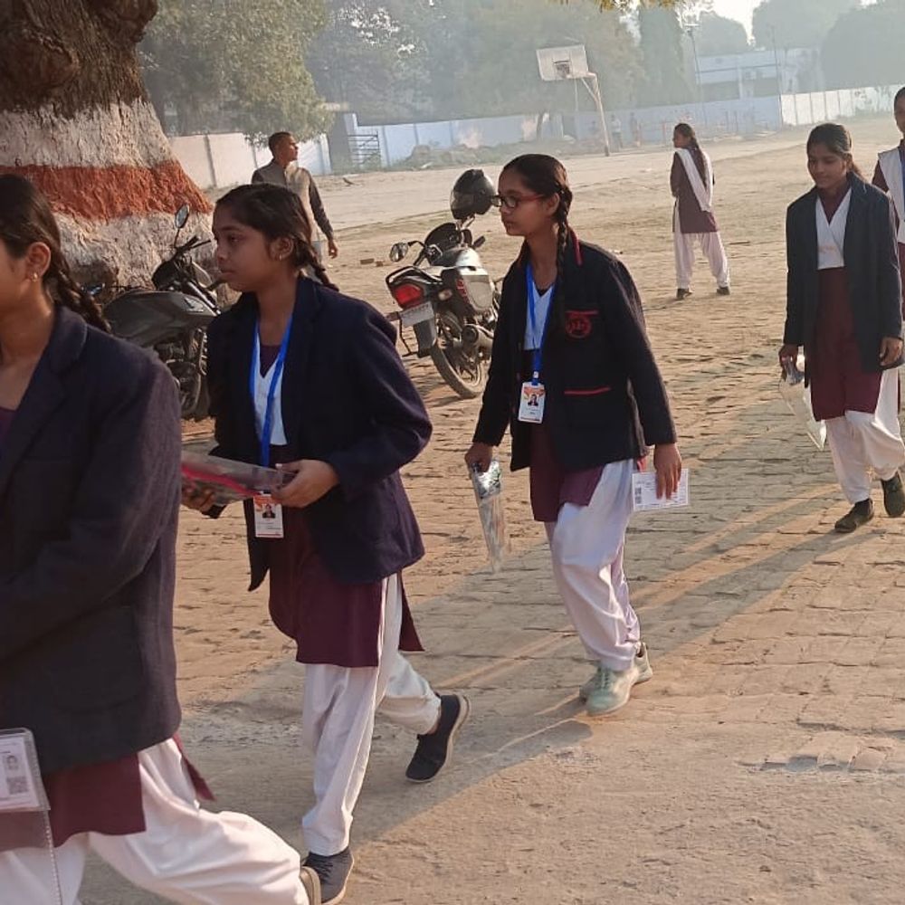 देवरिया में 174 केंद्रों पर यूपी बोर्ड परीक्षा शुरू:पहली पाली में हिंदी का पेपर, निगरानी टीमों को भी किया गया एक्टिव