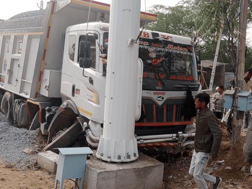 चूरू में डंपर ने रैलिंग तोड़ी, पोल से टकराया:  ड्राइवर हो गया फरार, पंखा सर्किल पर लगा जाम – Churu News