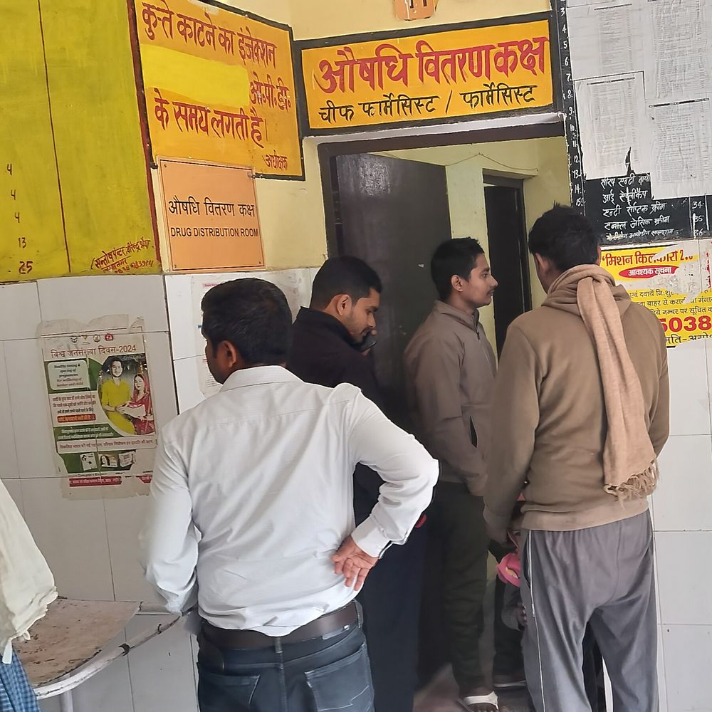 मिल्कीपुर सीएचसी में डॉक्टर नदारद:मरीज इलाज के लिए कर रहे इंतजार, अधीक्षक बोले- बाहर ड्यूटी