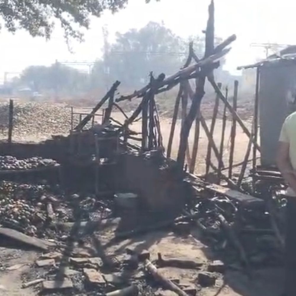 चित्रकूट के कल्ला में सब्जी दुकानें जलीं:अराजक तत्वों पर आग लगाने का आरोप, पुलिस जांच में जुटी