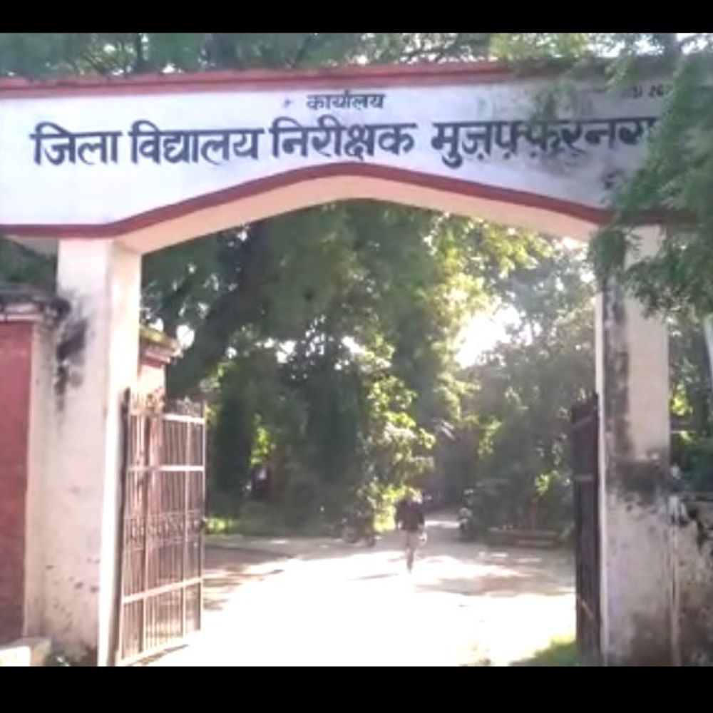 मुजफ्फरनगर में आधे घंटे देरी से बंटा पेपर:केंद्र पर छात्राओं के उत्तर छूटे, DIOS बोले- अतिरिक्त समय दिया गया