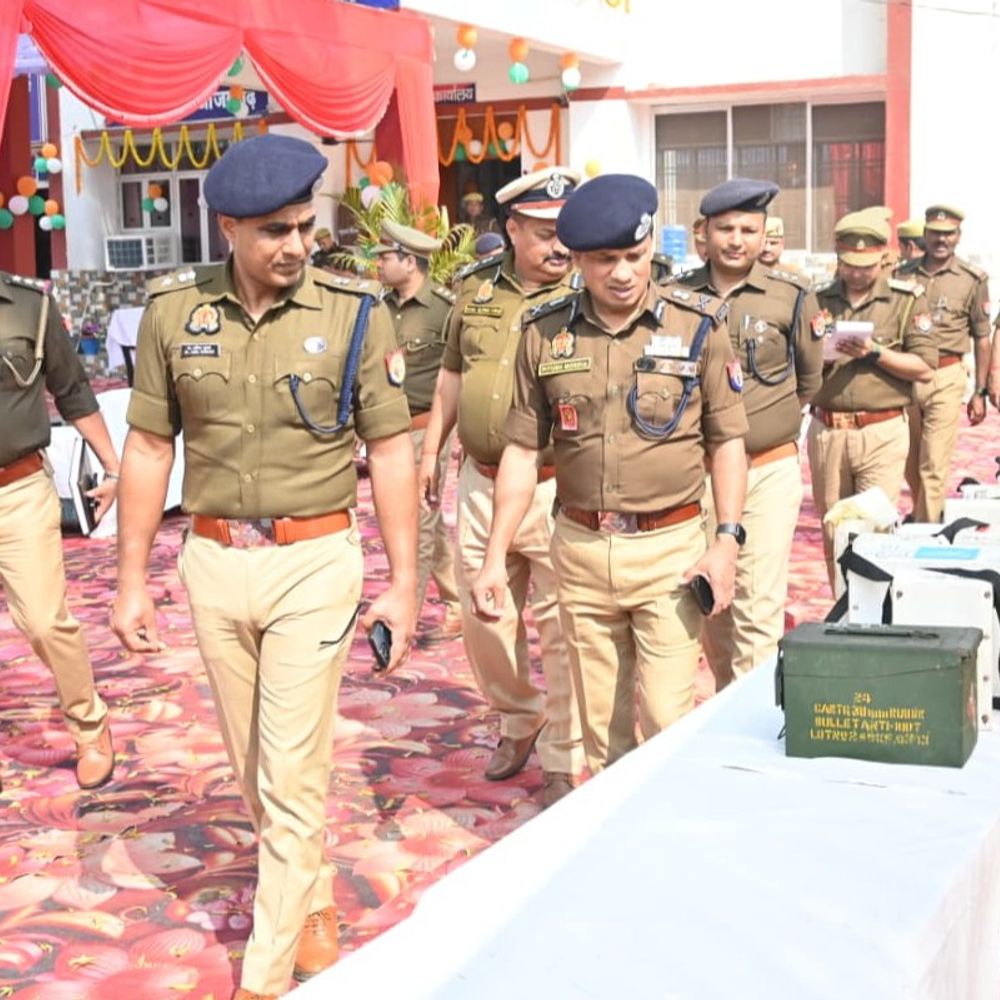 वाराणसी ADG ने की आजमगढ़ में समीक्षा बैठक:थानों पर ही सुलझें जनता की समस्याएं, संगठित अपराध पर प्रभावी कार्रवाई के दिए निर्देश