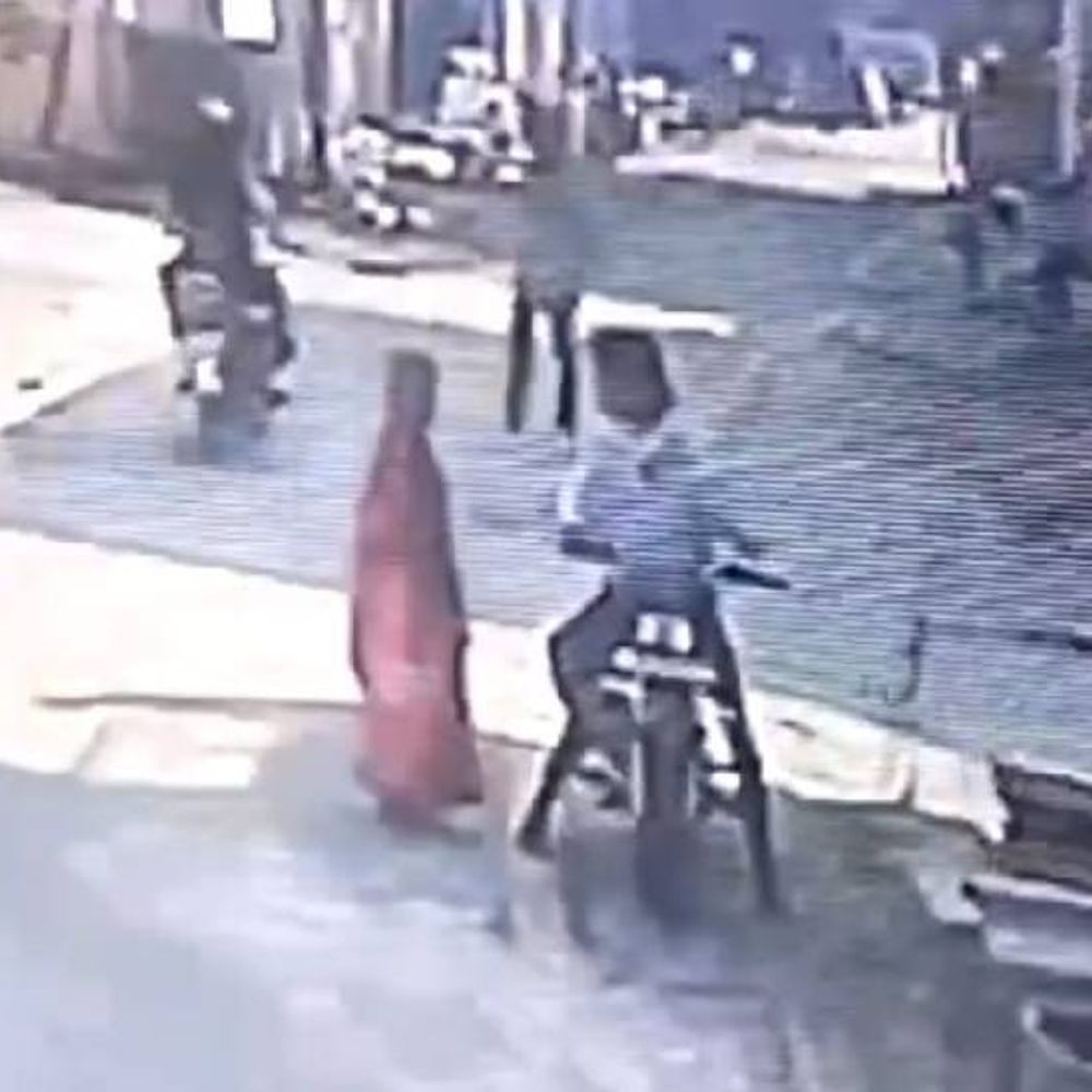 झांसी में पैर छूकर बुजुर्ग महिला के कुंडल चुराए…VIDEO:बोला- बुआजी, कुंडल अच्छे लग रहे, उतारकर दिखाओ, ऐसे ही मां को बनवाउंगा, अरेस्ट