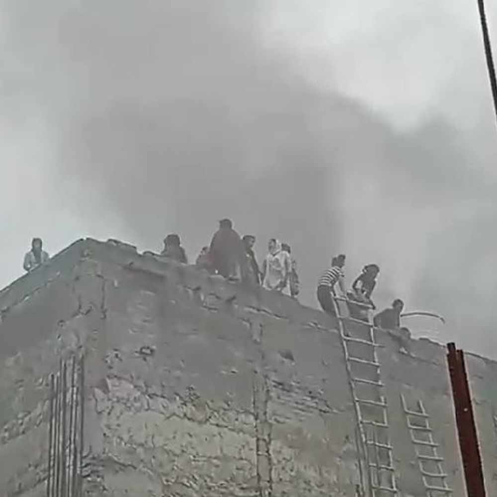 नोएडा में एक मकान में लगी आग:सीढ़ियों से 10 लोग नीचे उतारे गए, फायर बिग्रेड ने पाया काबू