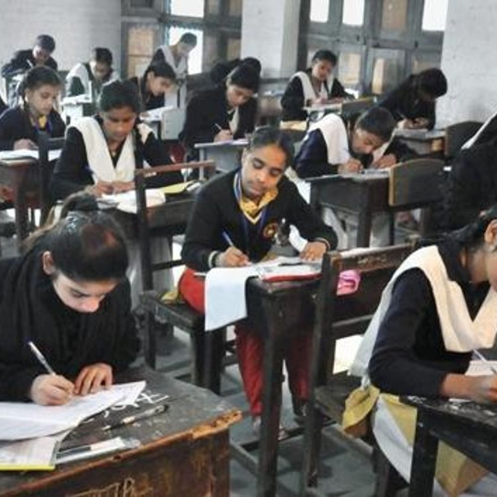 मेरठ में 98 केंद्रों पर यूपी बोर्ड परीक्षा शुरू:कड़ी निगरानी के निर्देश, उत्तर पुस्तिका में नोट मिलने पर कक्ष निरीक्षक भी होंगे जिम्मेदार