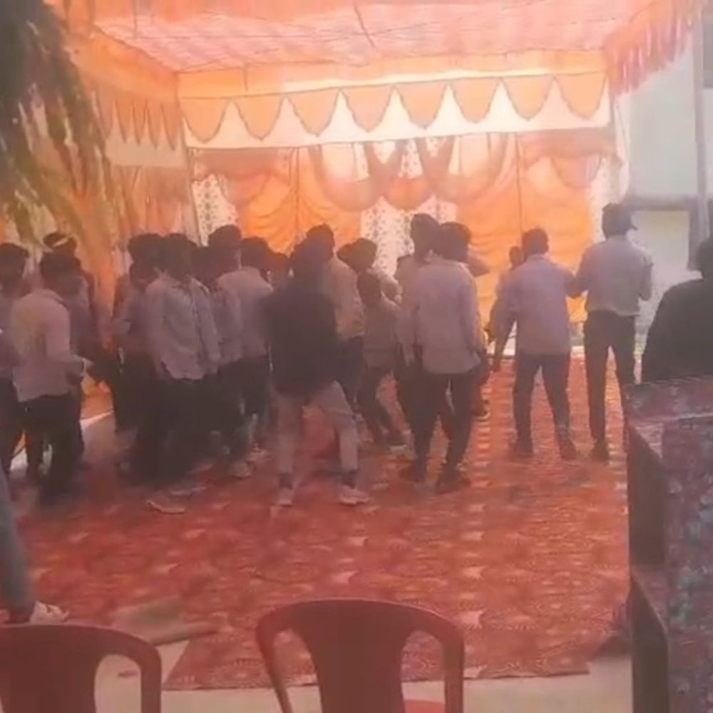 बलरामपुर के स्कूल में अश्लील गाने पर डांस, प्रिंसिपल सस्पेंड:गणतंत्र दिवस के दिन भोजपुरी गाने पर छात्रों के डांस का वीडियो हुआ था वायरल