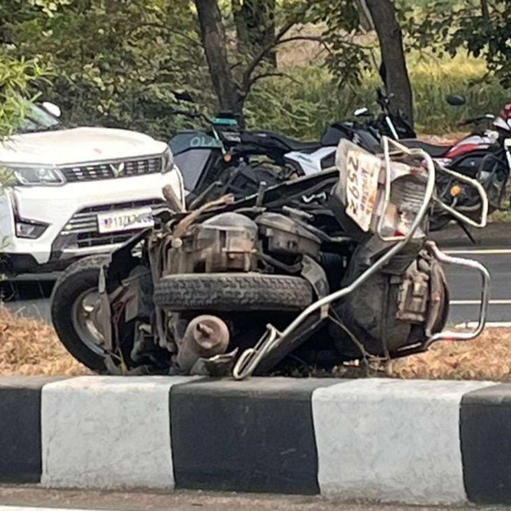 रतलाम-मंदसौर फोरलेन पर कार ने स्कूटी को टक्कर मारी:  दो की मौत, हादसे के बाद लोहे के एंगल में जा घुसी कार – Ratlam News