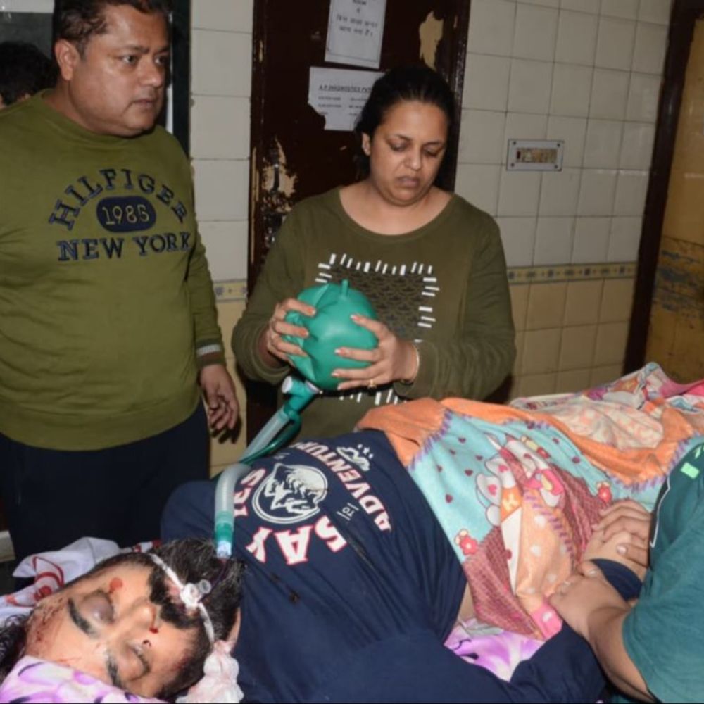 कानपुर में साड़ी कारोबारी ने खुद को गोली मारी:खून से लथपथ तड़पते रहे, पुलिस ने मानसिक रूप से बीमार बताया