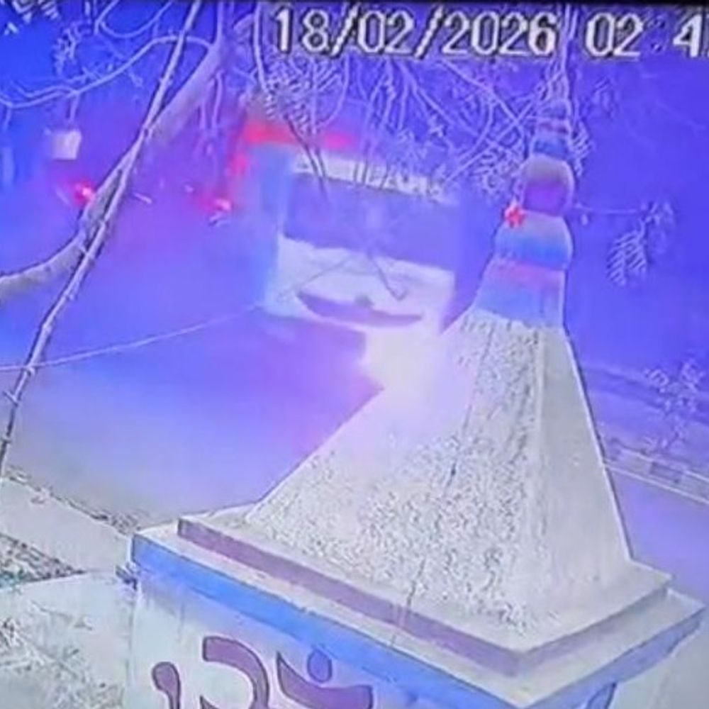 बेकाबू ट्रेलर डिवाइडर-मंदिर को तोड़ता मकान में घुसा:प्रयागराज में हादसा, ड्राइवर को नींद आने से अनियंत्रित हुआ ट्रेलर, बुजुर्ग जख्मी