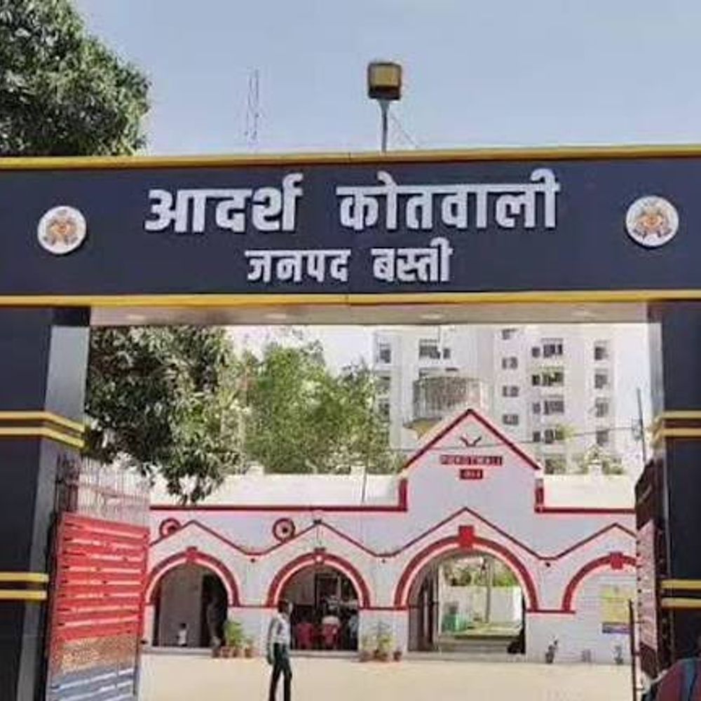 डी फार्मा डिग्री के नाम पर एक लाख की ठगी:बस्ती में मेडिकल इंस्टीट्यूट बंद कर संचालक फरार, दो साल तक की थी पढ़ाई