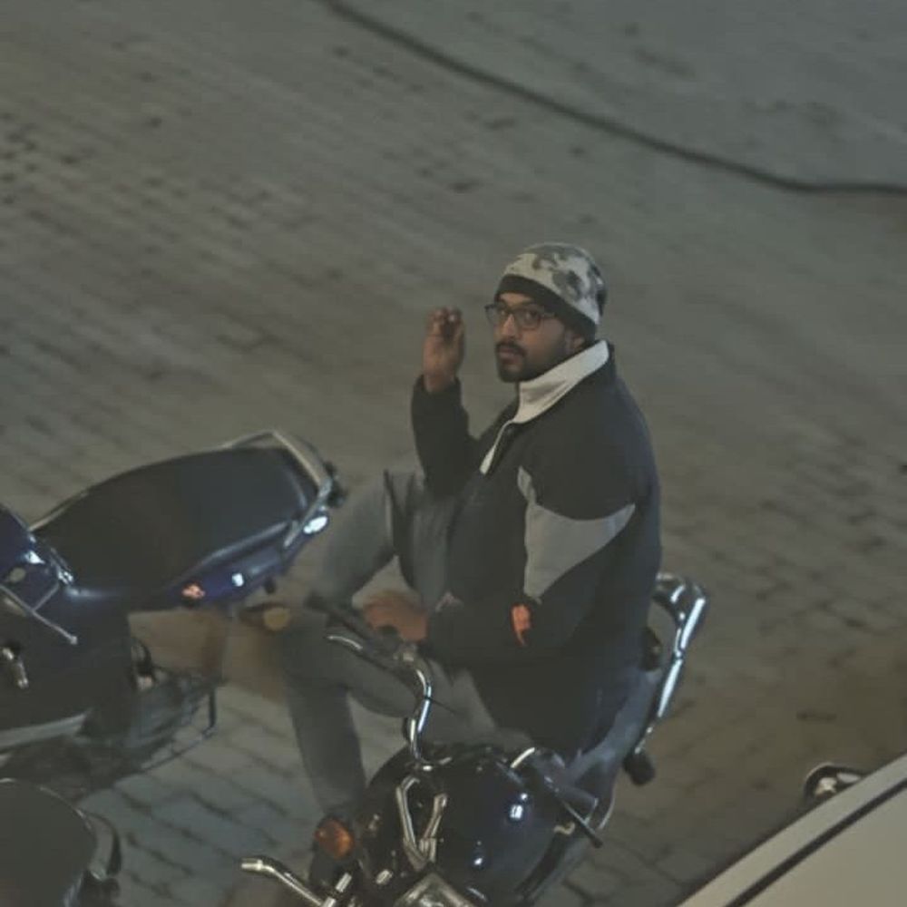 मेरठ में शादी समारोह से बाइक चोरी:सीसीटीवी में चश्मा और टोपी लगाए दिखा चोर, पुलिस जांच में जुटी