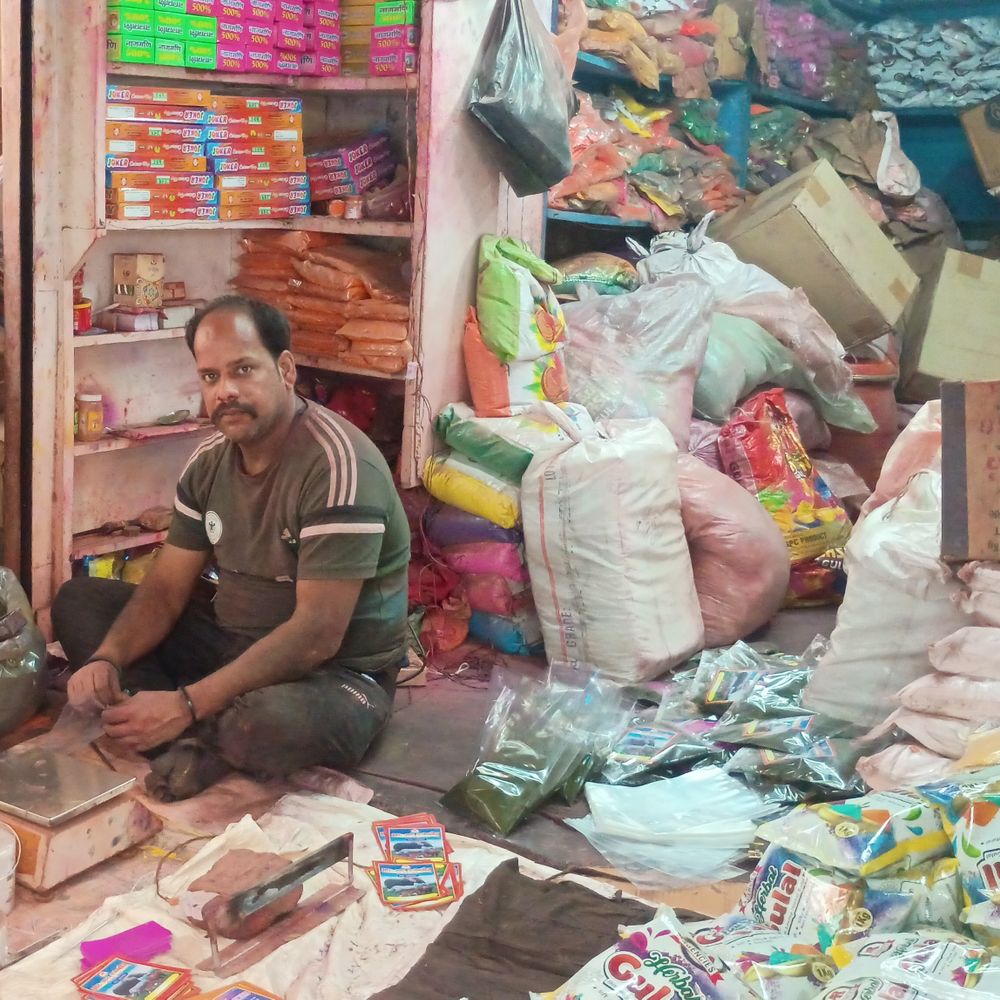 हटिया के रंग बाजार में 100 साल की परंपरा:बिहार से हमीरपुर तक बिखरी यहां के हर्बल गुलाल की खुशबू